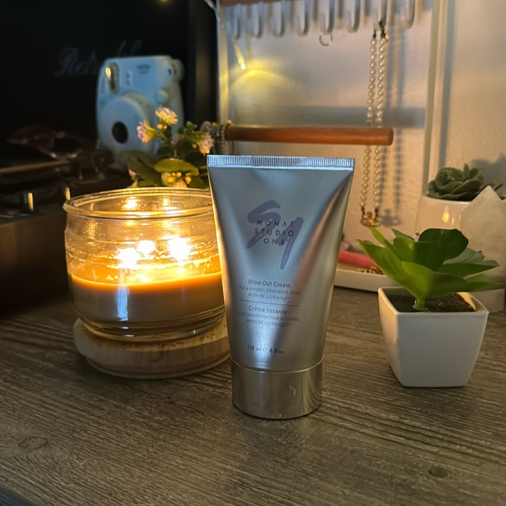 Monat blow out cream